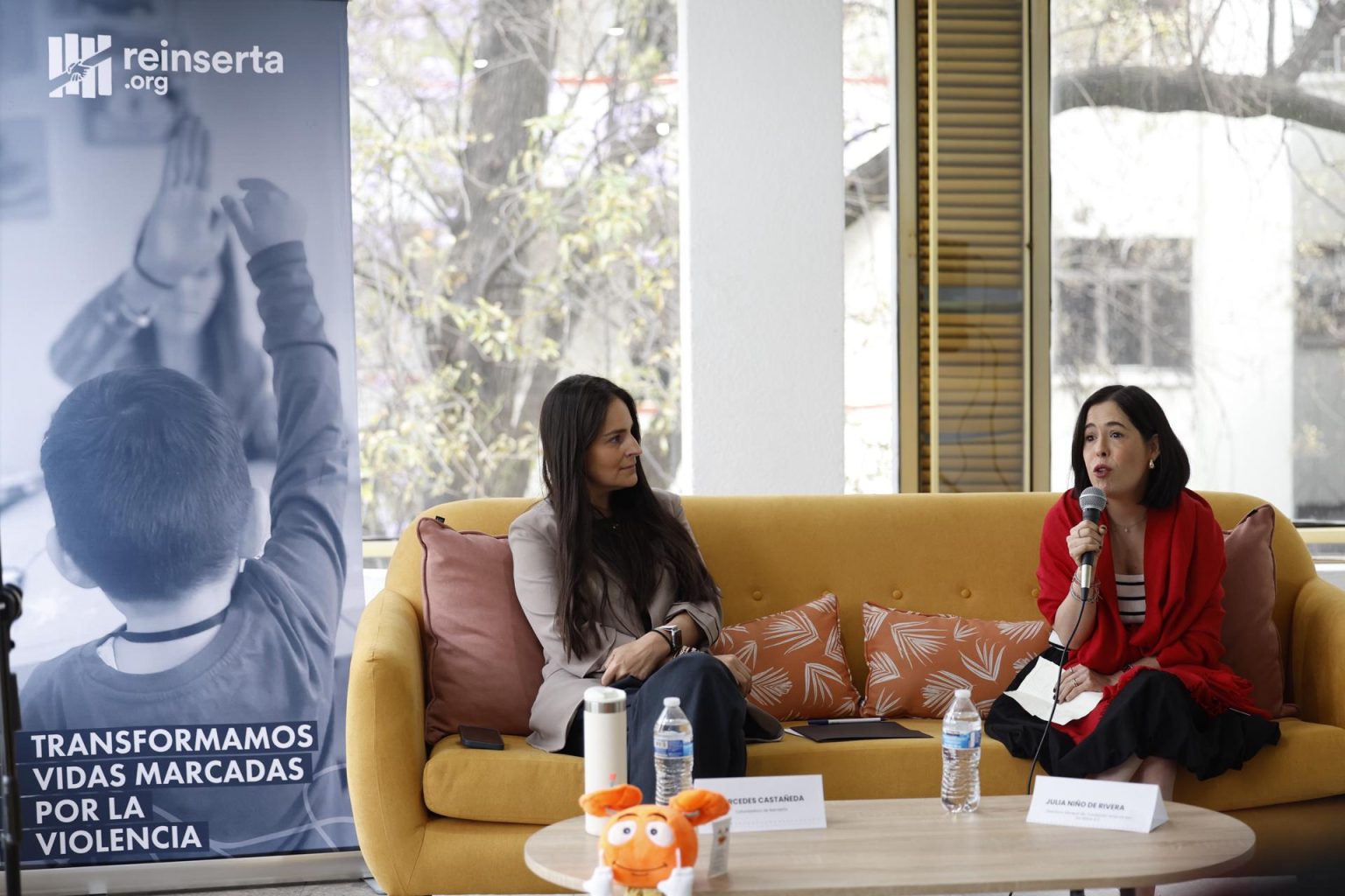 La directora general de la Fundación Antenas por los Niños, Julia Niño de Rivera (d), acompañada de la cofundadora de Reinserta, Mercedes Castañeda (i), participan este jueves durante la presentación del ‘Espacio Antenas', en Ciudad de México (México). EFE/Sáshenka Gutiérrez