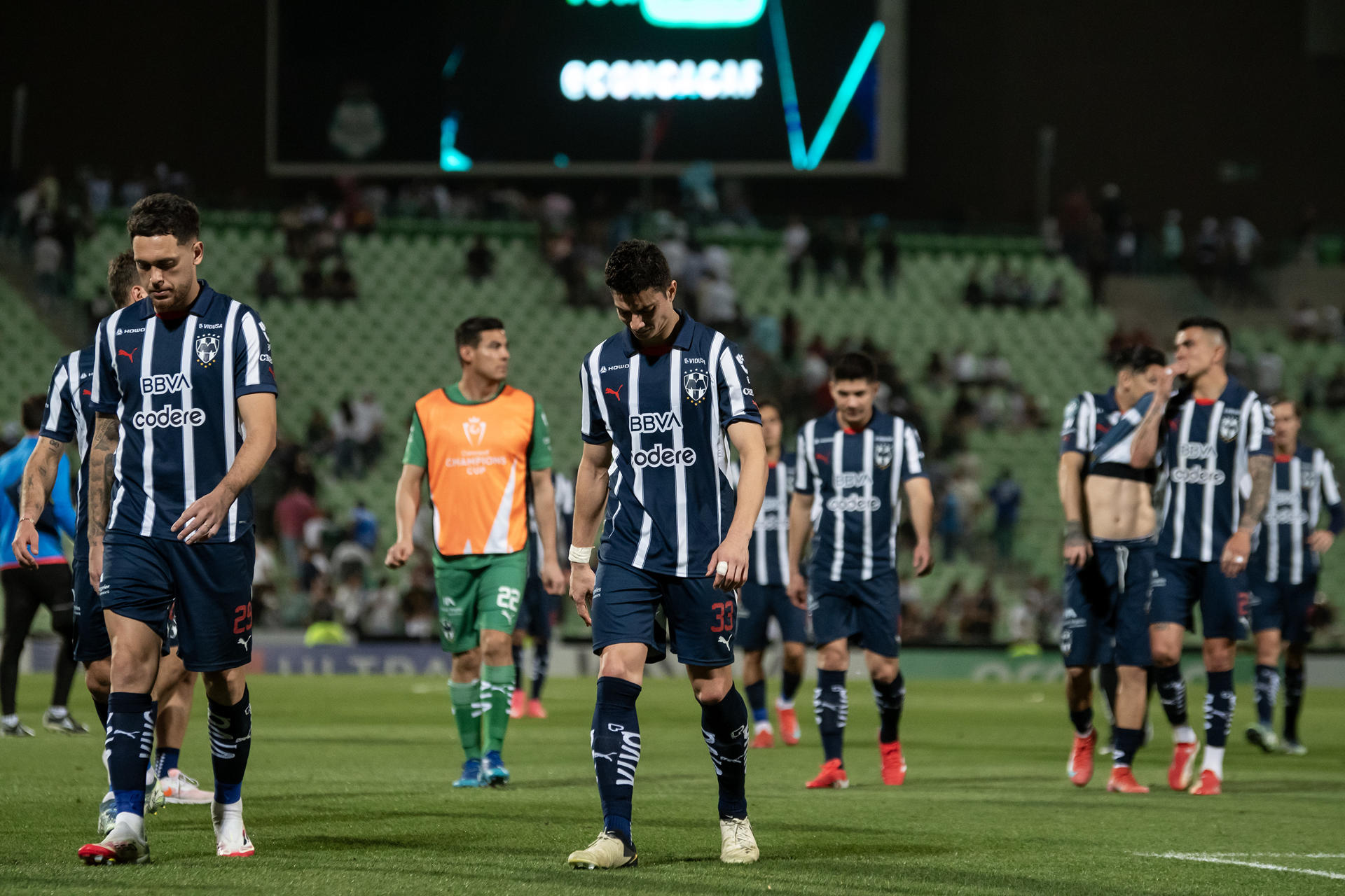 Jugadores de Monterrey abandonan cabizbajos el estadio Corona de la ciudad de Torreón tras ceder este miércoles un empate 2-2 a Vancouver Whitecaps que los eliminó de la Copa de Campeones de la Concacaf en la fase de octavos de final. EFE/ Miguel Sierra
