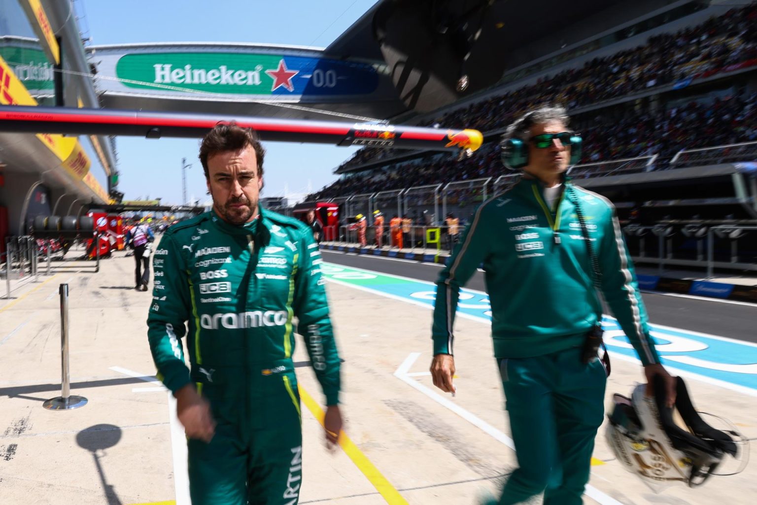 Al piloto español de la escudería Aston Martin, Fernando Alonso, preocupa en exceso la degradación de los neumáticos en la pista del Circuito de Shangai, escenario del Gran Premio de China. EFE/EPA/WU HAO