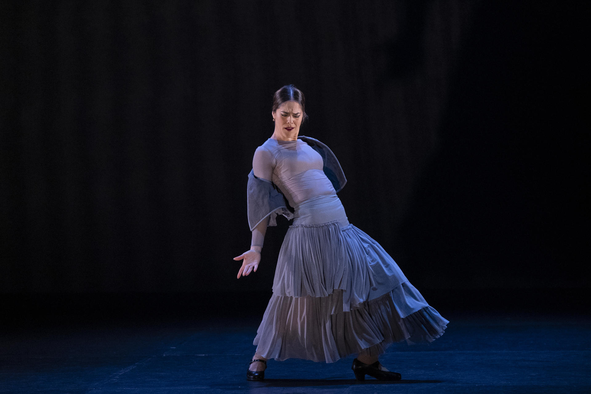 Una artista participa en la presentación de 'Alter Ego' de Alfonso Losa y Patricia Guerrero este miércoles, durante el Festival de Flamenco en el teatro New York City Center (Estados Unidos). EFE/ Ángel Colmenares
