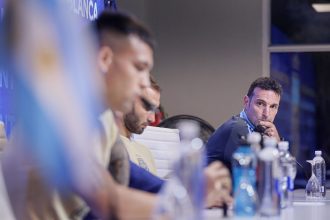 El seleccionador argentino, Lionel Scaloni, participa en una rueda de prensa previo a un entrenamiento en Buenos Aires (Argentina). EFE/ Luciano González