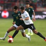 Gabriel Villamíl (i) de Bolivia disputa un balón con Sebastián Cáceres de Uruguay en un partido de las eliminatorias sudamericanas para el Mundial de 2026. EFE/ Luis Gandarillas