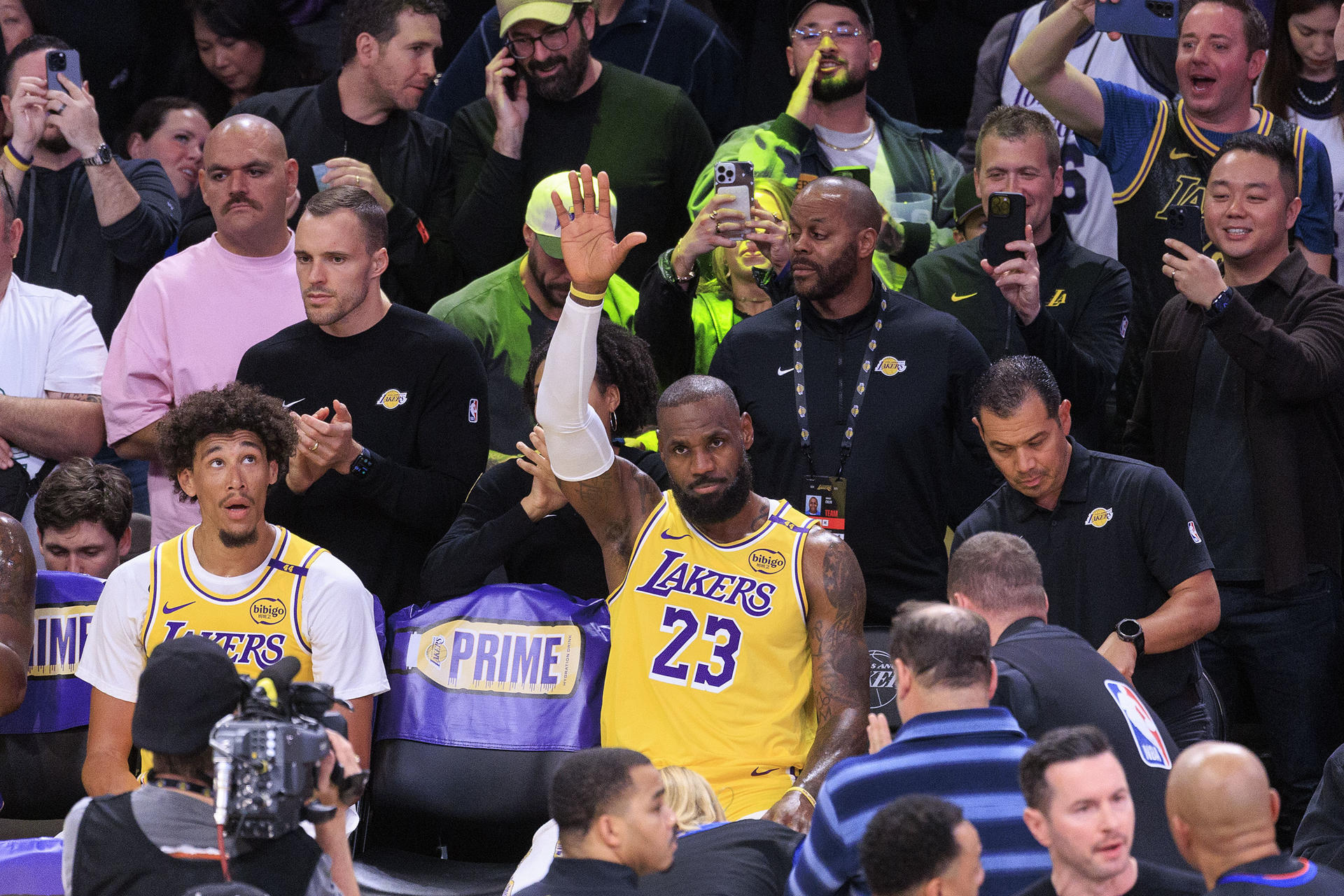 LeBron James (c) de Los Ángeles Lakers saluda durante el partido en el que superó los 50.000 puntos entre temporada regular y 'playoff'. EFE/Javier Rojas
