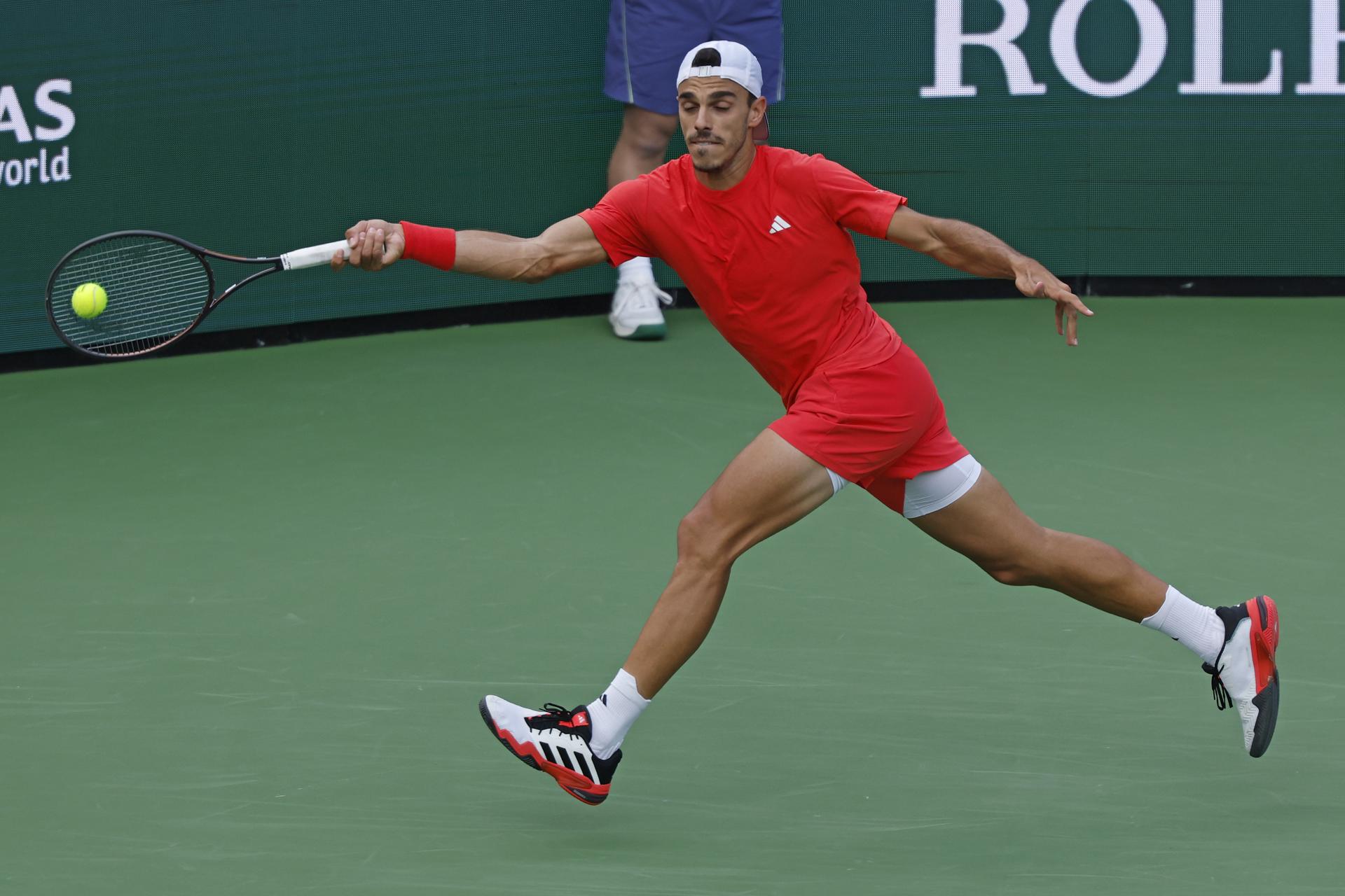 El argentino Francisco Cerúndolo eliminó este miércoles de Indian Wells al australiano Alex De Minaur y se instaló en los cuartos de final, fase en la que se medirá con el español Carlos Alcaraz. EFE/EPA/JOHN G. MABANGLO
