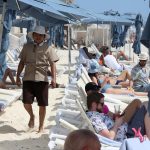 Personal de complejos hoteleros atienden a turistas en una playa del balneario de Cancún este jueves, en Quintana Roo (México). EFE/ Alonso Cupul