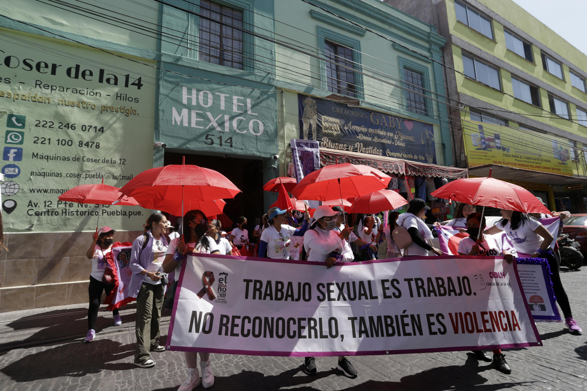 Trabajadoras sexuales marchan en el marco del Día Internacional de la Mujer este sábado, en el estado de Puebla (México). EFE/ Hilda Ríos
