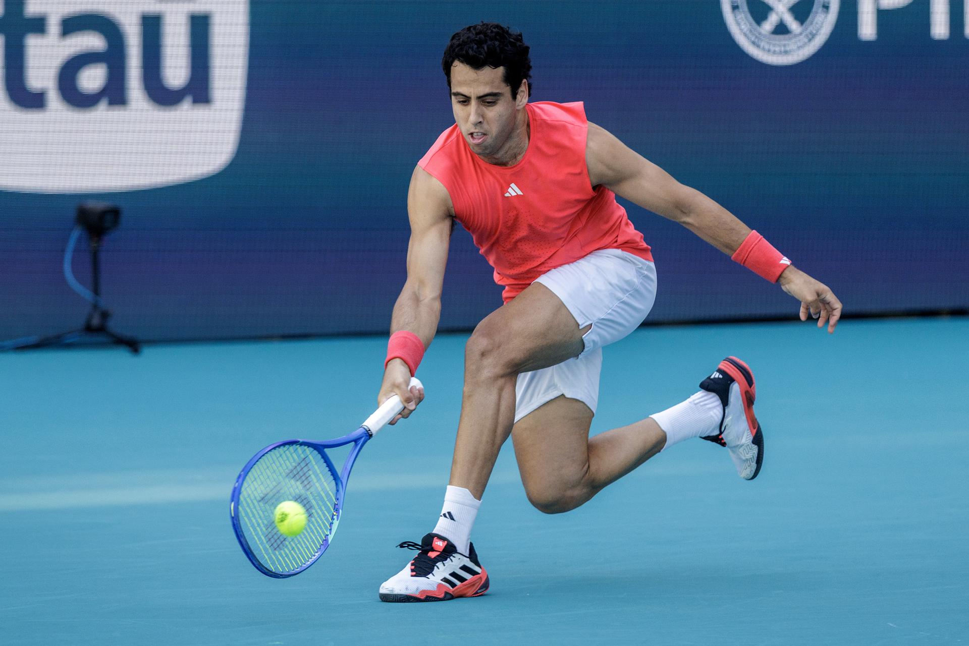 A diferencia de su compatriota Carlos Alcaraz, el español Jaume Munar sorprendió este viernes en el Abierto de Miami con una victoria sobre el ruso Daniil Medvedev.EFE/EPA/CRISTOBAL HERRERA-ULASHKEVICH
