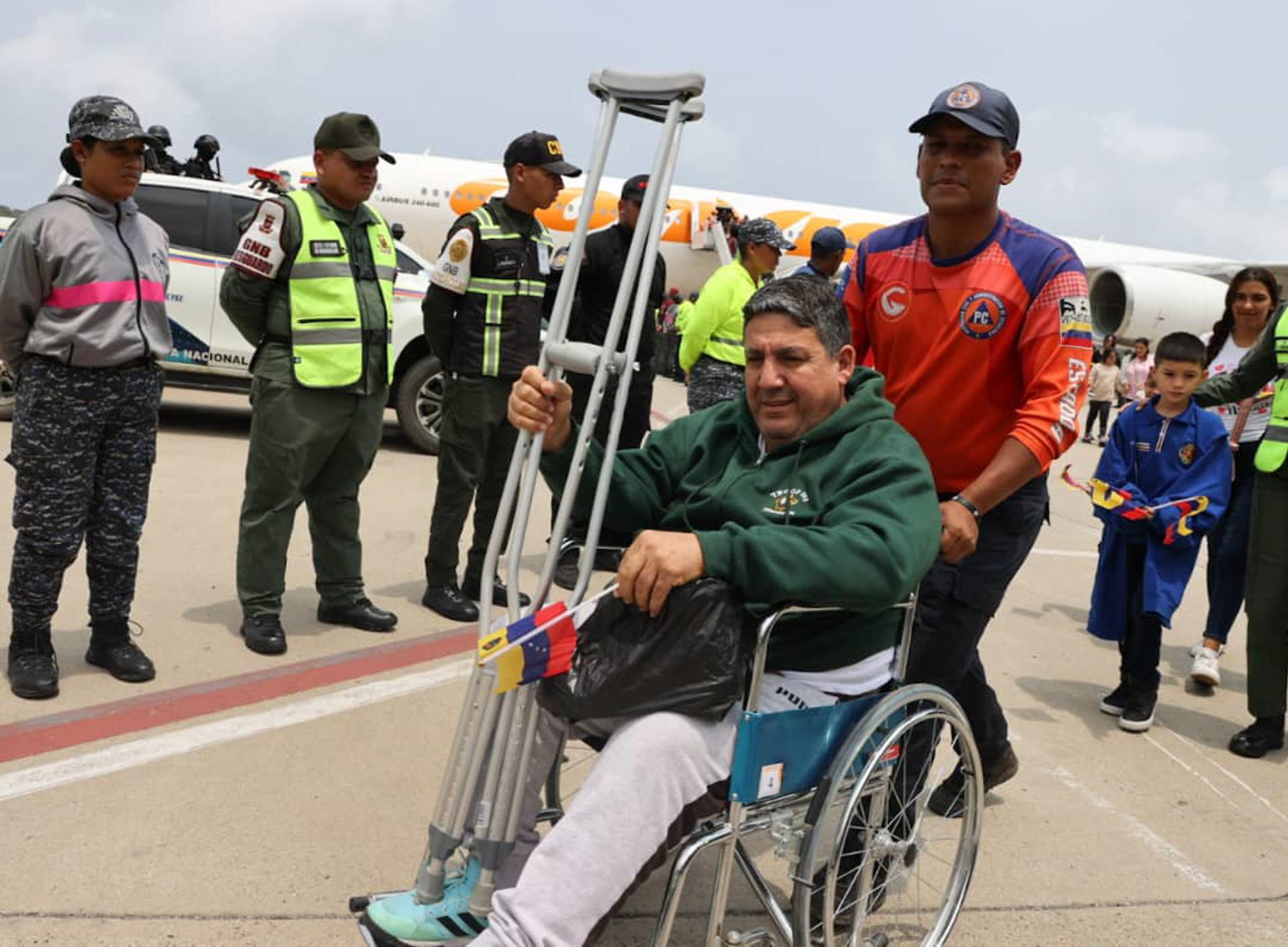 Fotografía cedida por Prensa del Ministerio de Interior, Justicia y Paz donde se observa a personas bajarse de un avión este jueves, en el Aeropuerto Internacional Simón Bolívar, en La Guaira (Venezuela). EFE/ Prensa del Ministerio de Interior, Justicia y Paz /SOLO USO EDITORIAL/SOLO DISPONIBLE PARA ILUSTRAR LA NOTICIA QUE ACOMPAÑA (CRÉDITO OBLIGATORIO)
