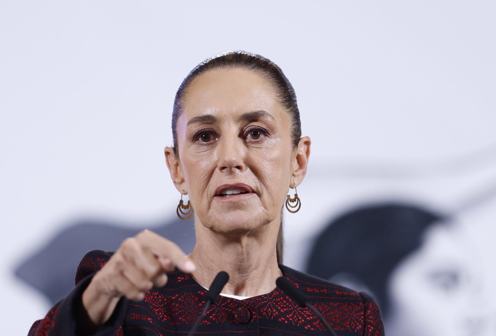 La presidenta de México, Claudia Sheinbaum, participa este viernes durante su conferencia matutina en Palacio Nacional de la Ciudad de México (México). EFE/Sáshenka Gutiérrez
