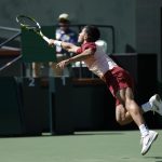 Carlos Alcaraz de España en acción contra Quentin Halys de Francia durante su partido en el Open en Indian Wells, California, EE. UU. EFE/EPA/JOHN G. MABANGLO