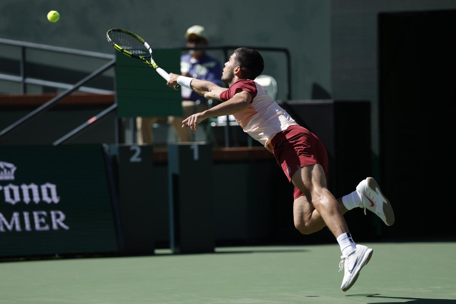 Carlos Alcaraz de España en acción contra Quentin Halys de Francia durante su partido en el Open en Indian Wells, California, EE. UU. EFE/EPA/JOHN G. MABANGLO