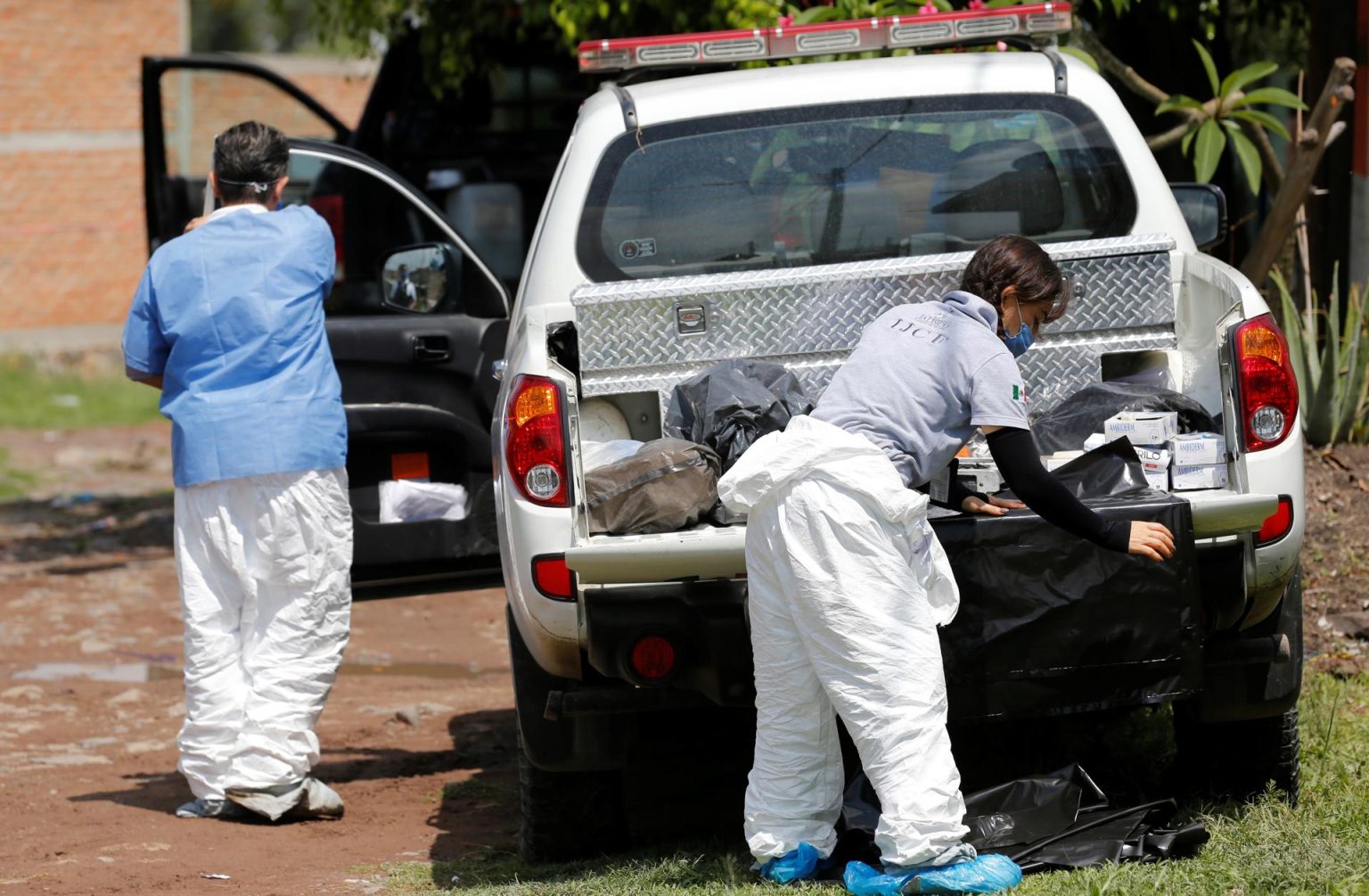 Fotografía de archivo de varios peritos forenses mientras trabajan en una fosa clandestina en el estado de Jalisco (México). EFE/Francisco Guasco