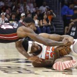 Haywood Highsmith (i) de Miami Heat disputa el balón con Mitchell Robinson de New York Knicks este domingo en el Kaseya Center en Miami. EFE/ Rhona Wise