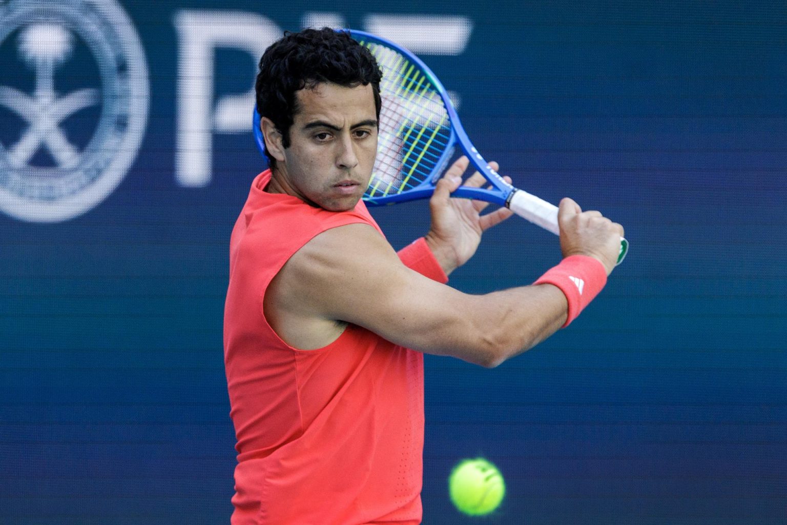 El español Jaume Munar dio la sorpresa al vencer por 6-2 y 6-3 al ruso Daniil Medvedev y al clasificarse a la tercera ronda del Masters 1.000 de Miami. EFE/EPA/CRISTOBAL HERRERA-ULASHKEVICH