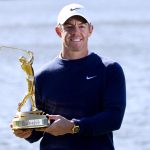 Rory McIlroy posa con el trofeo que lo acredita como el campeón del The Players en Ponte Vedra Beach, Florida. EFE/EPA/ERIK S. LESSER