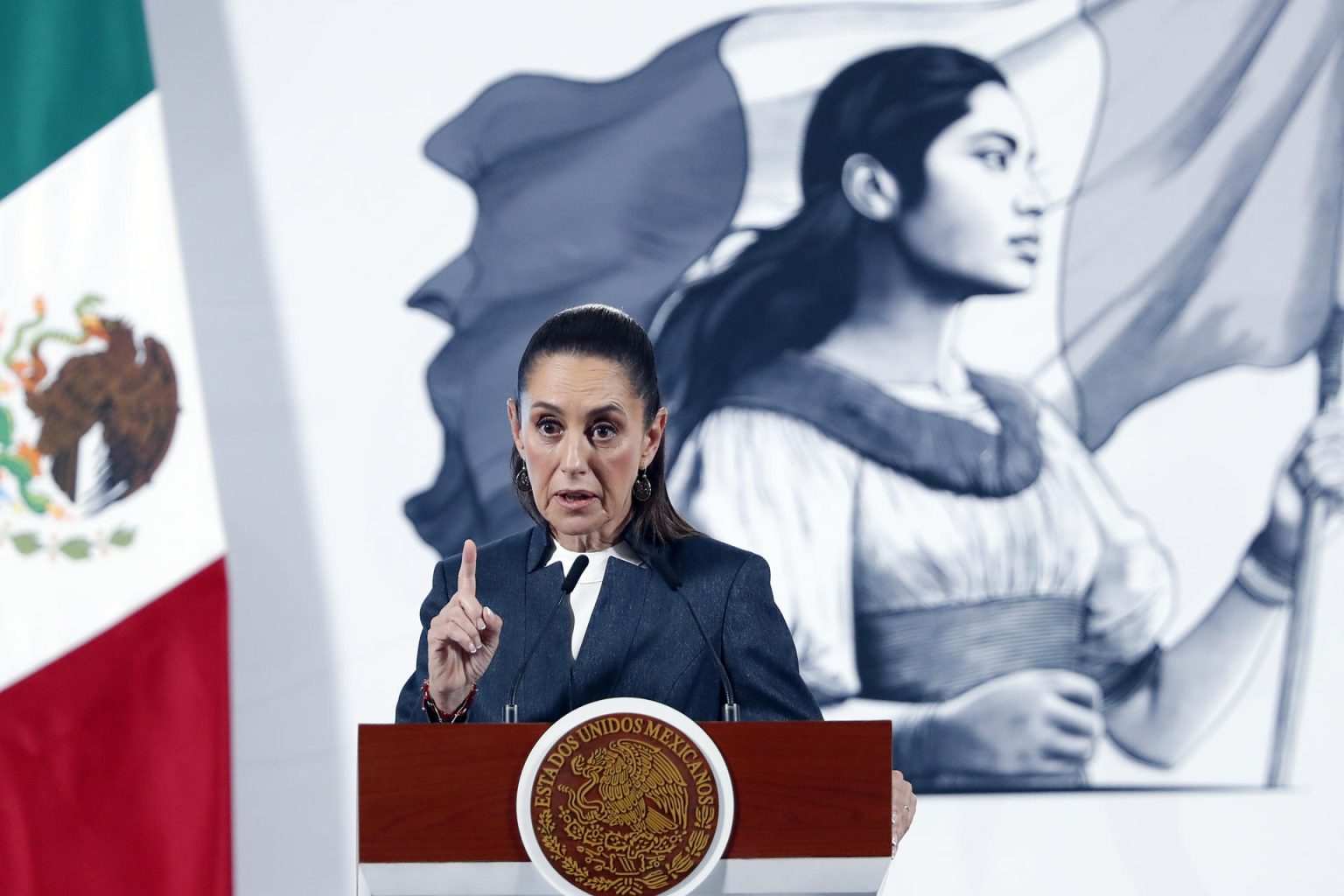 La presidenta de México, Claudia Sheinbaum, habla este lunes durante su conferencia de prensa diaria en el Palacio Nacional de la Ciudad de México (México). EFE/Mario Guzmán