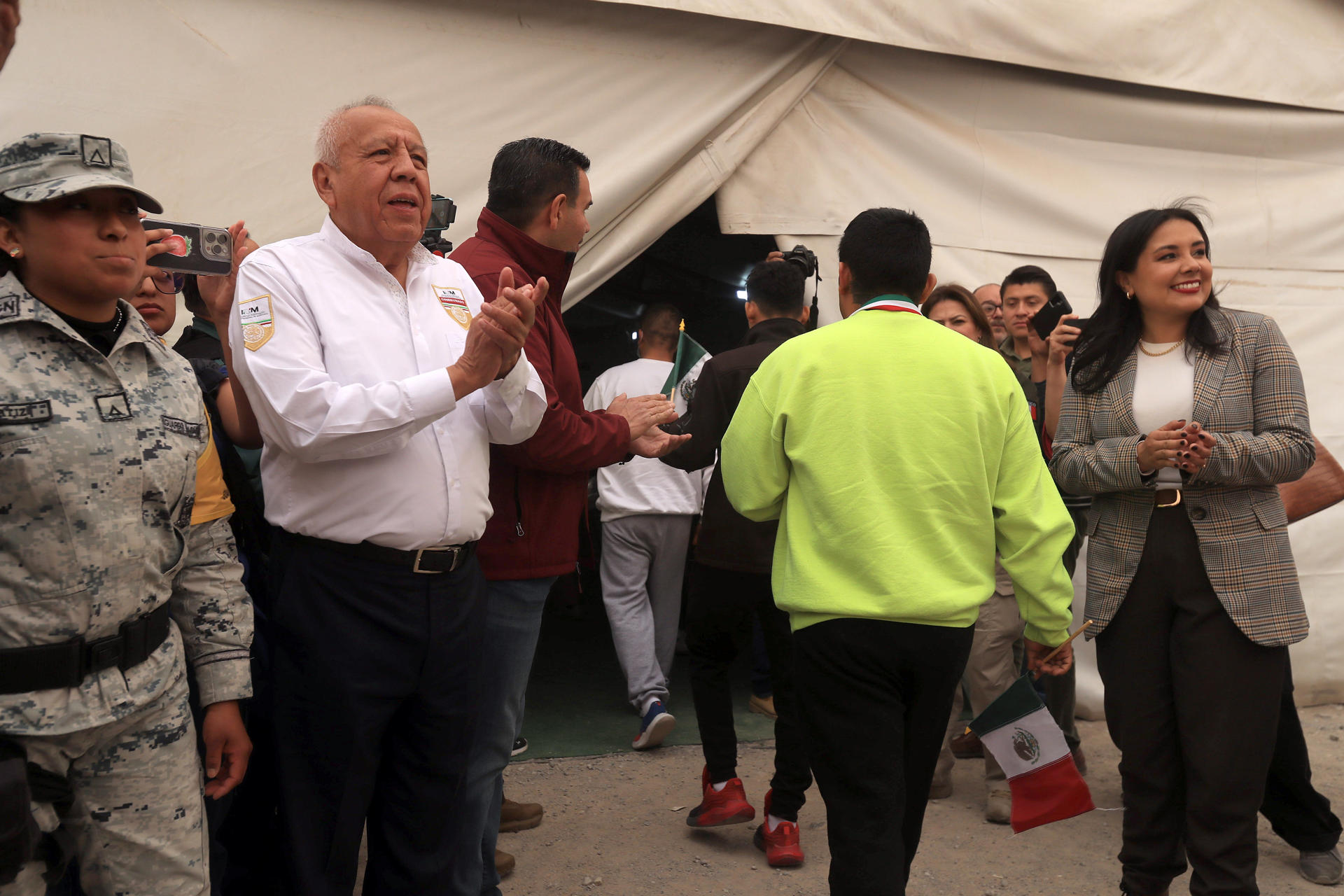 El comisionado del Instituto Nacional de Migración (INM), Francisco Garduño (2-i) recibe a migrantes deportados, este jueves en Ciudad Juárez en Chihuahua (México). EFE/ Luis Torres
