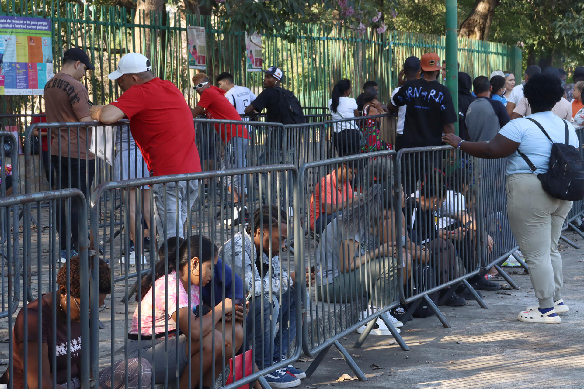 Migrantes hacen fila para solicitar asilo este lunes, en Tapachula (México). EFE/ Juan Manuel Blanco
