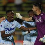 Jugadores de Universidad Católica celebran la clasificación del equipo ecuatoriano a la fase de grupos de la Copa Sudamericana al derrotar al Aucas en el estadio Olímpico Atahualpa en Quito. EFE/ José Jácome.