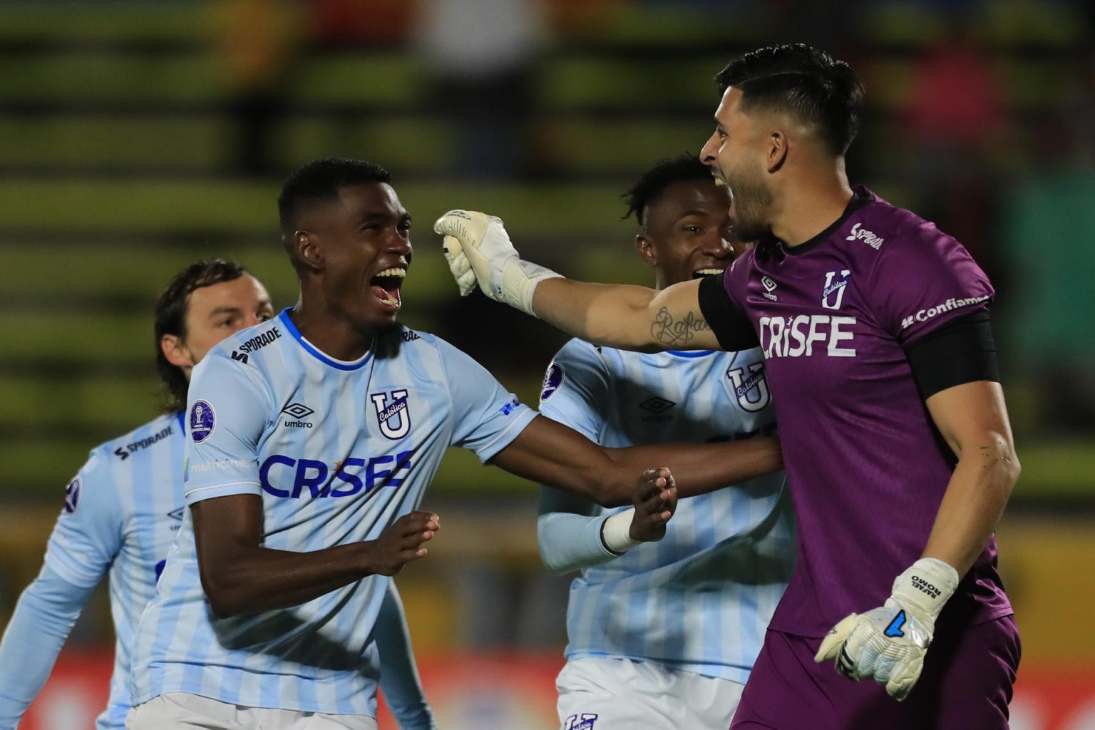 Jugadores de Universidad Católica celebran la clasificación del equipo ecuatoriano a la fase de grupos de la Copa Sudamericana al derrotar al Aucas en el estadio Olímpico Atahualpa en Quito. EFE/ José Jácome.