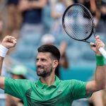 Novak Djokovic celebra su victoria sobre el argentino Ugo Carabelli, en la tercera ronda del Abierto de Miami. EFE/EPA/CRISTOBAL HERRERA-ULASHKEVICH