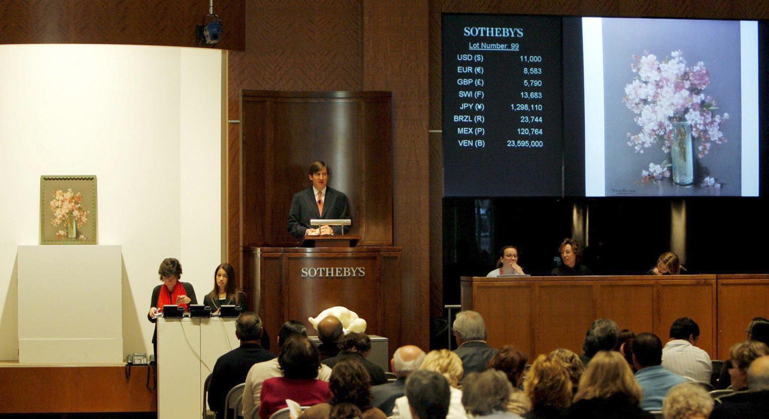 Imagen de archivo de una vista de los asistentes a una subasta en Nueva York. EFE/Justin Lane