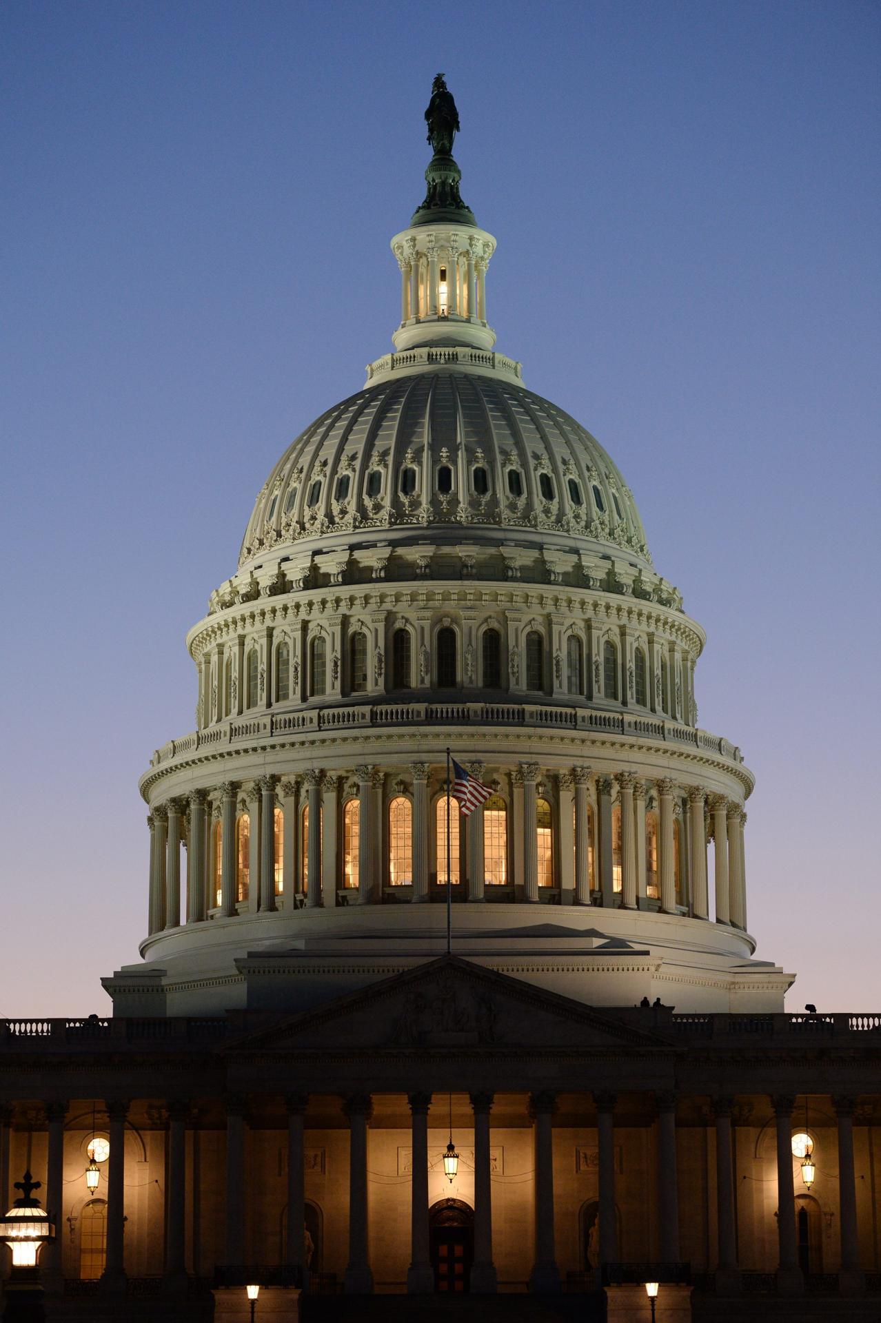 Imagen de archivo de una vista del Capitolio en Washington, D.C. (EEUU). EFE/MICHAEL REYNOLDS