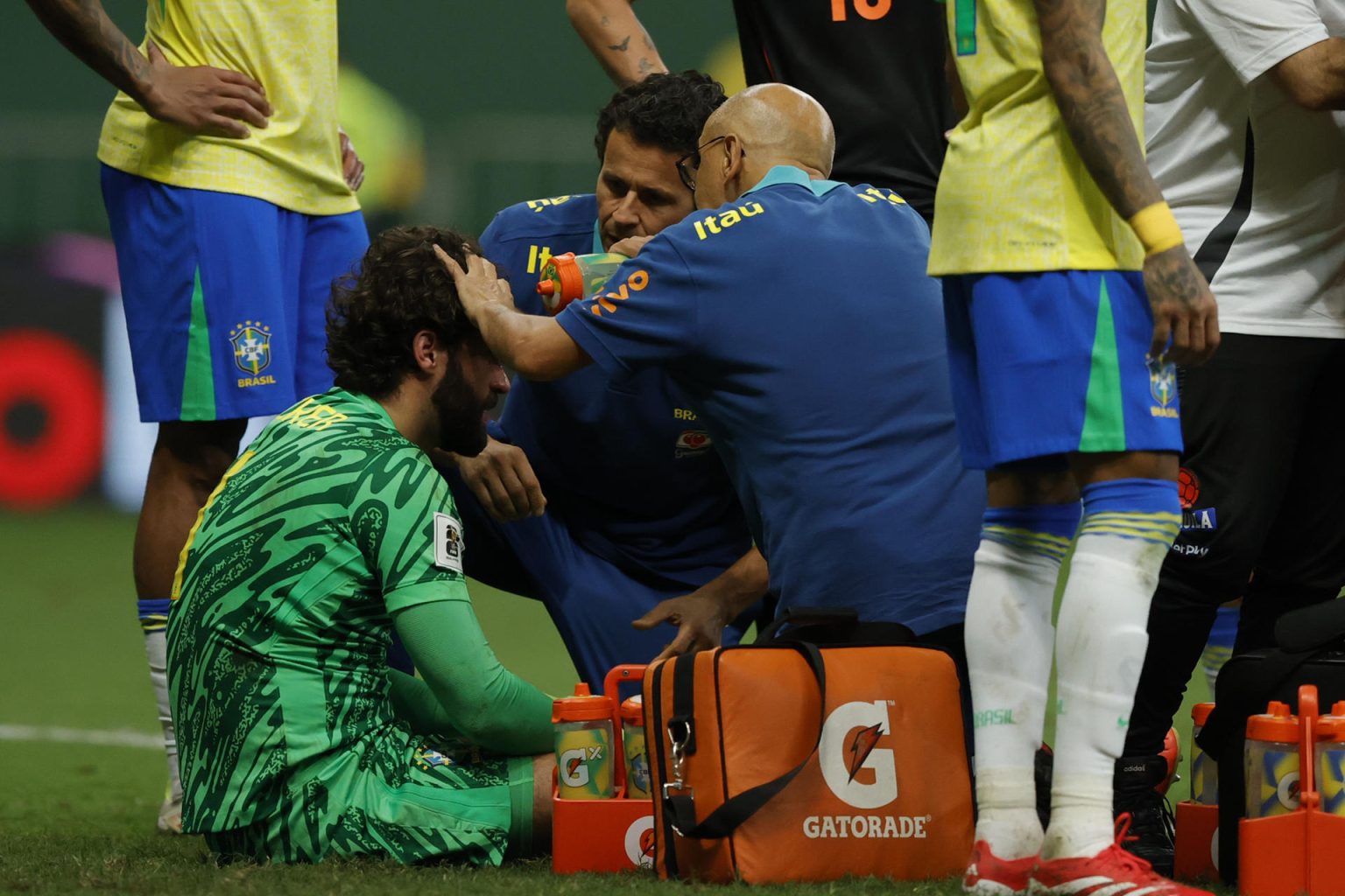 El guardameta brasileño Alisson Becker es atendido tras chocar su cabeza con la del central colombiano Davinson Sánchez durante el partido de eliminatorias del Mundial de 2026 que la Canarinha ganó por 2-1 en Brasilia. EFE/ Andre Coelho