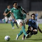 El defensor del Belgrano argentino Francisco Razzeto (d) se arroja al piso para neutralizar el avance del extremo de Palmeiras Heitor durante el partido en el estadio asunceno Arsenio Erico que clasificó este jueves al equipo brasileño a la final de la Copa Libertadores Sub-20, el próximo domingo contra Flamengo. EFE/ Juan Pablo Pino