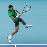 Novak Djokovic de Serbia en acción contra Camilo Ugo Carabelli de Argentina durante su partido de tercera ronda del torneo de tenis Miami Open 2025 en Miami. EFE/EPA/CRISTOBAL HERRERA-ULASHKEVICH