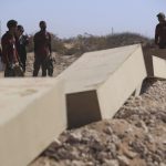 Trabajadores de la Fiscalía realizan una inhumación en una fosa común este viernes, en Ciudad Juárez (México). EFE/ Luis Torres