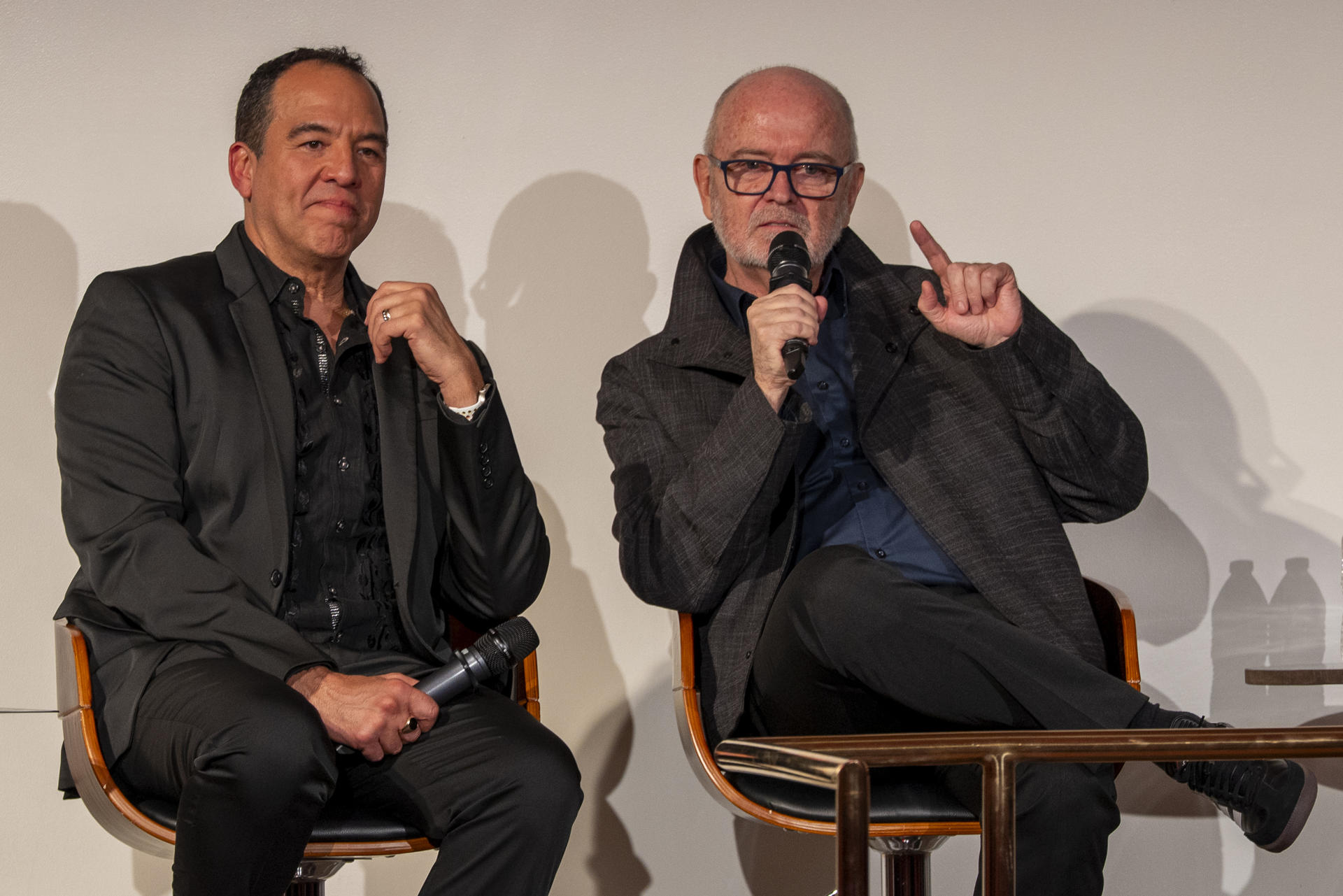 El director del Ballet Hipánico, Eduardo Vilaro (i), y el coreógrafo argentino, Alejandro Cervera, hablan durante la presentación de la obra Tango Vitrola este lunes, en el Museo Guggenheim de Nueva York (EE.UU.). EFE/ Ángel Colmenares
