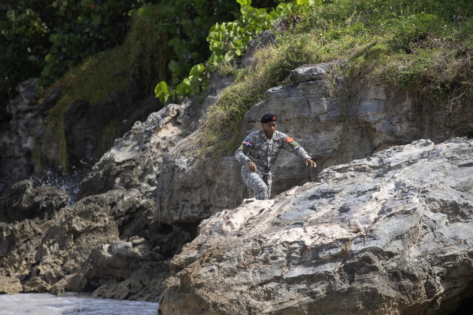 Un integrante del ejercito dominicano de la unidad de Defensa 911 participa en un operativo de búsqueda de la joven turista indo-estadounidense Sudiksha Konanki, en Punta Cana (República Dominicana). EFE/ Orlando Barría