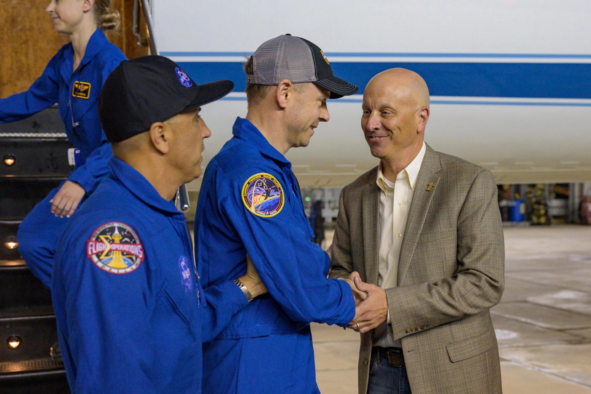 Fotografía cedida por el Centro Espacial Johnson de la NASA donde aparece su director interino, Stephen A. Koerner (d), recibiendo al astronauta Nick Hague (c) a su llegada este martes a las instalaciones del Campo Ellington del Centro en Houston, Texas (Estados Unidos). EFE/Centro Espacial Johnson de la NASA /SOLO USO EDITORIAL /NO VENTAS /SOLO DISPONIBLE PARA ILUSTRAR LA NOTICIA QUE ACOMPAÑA /CRÉDITO OBLIGATORIO
