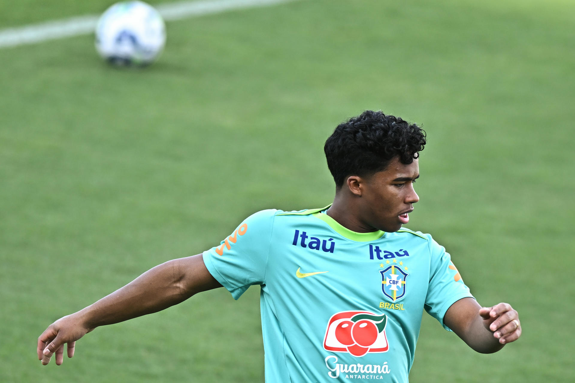 Endrick de Brasil participa en un entrenamiento este martes, en el estadio Valmir Campelo Bezerra (Bezerrão) en Brasilia (Brasil). EFE/ André Borges
