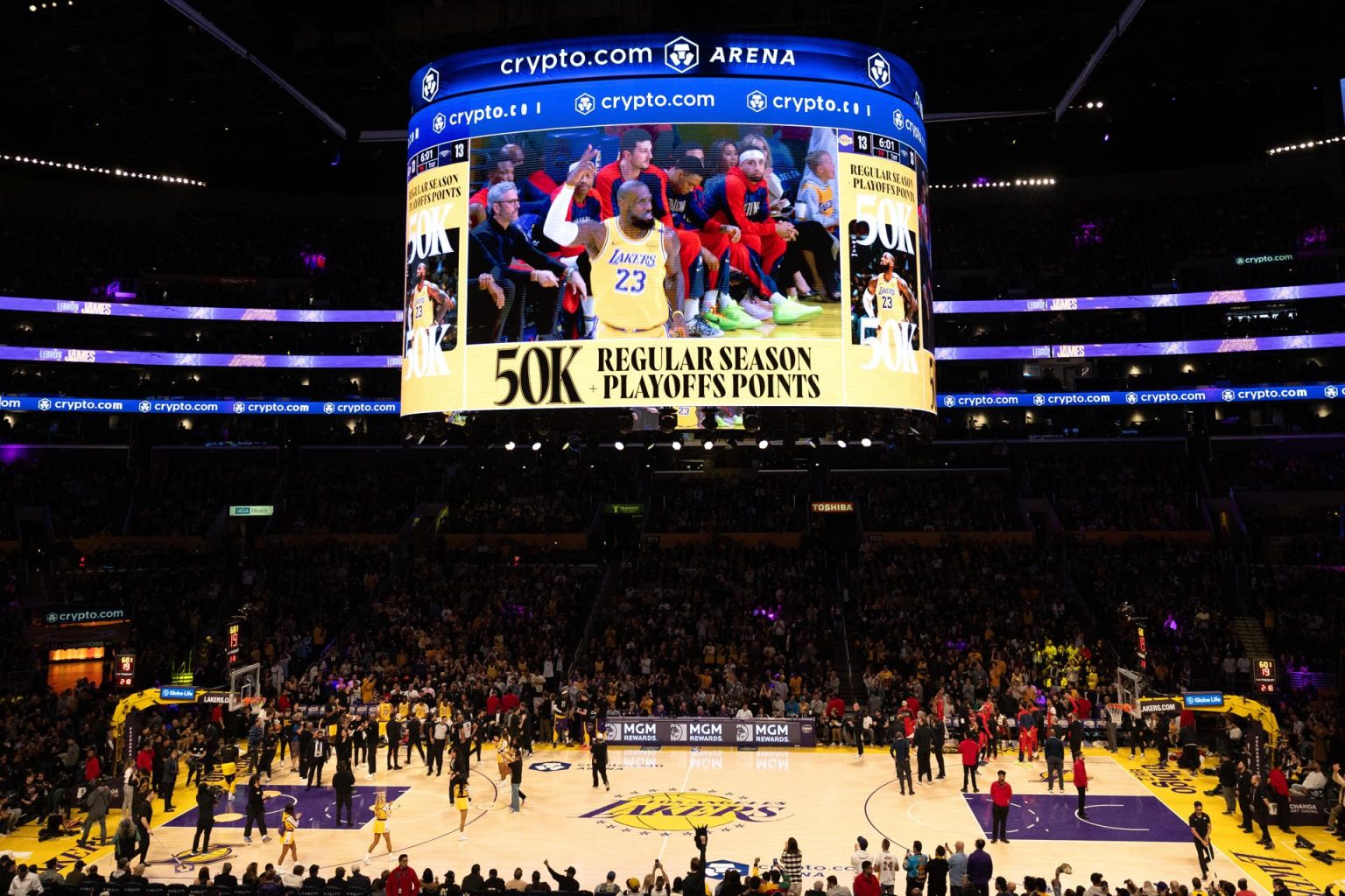 Los Angeles Lakers homenajean a LeBron James tras superar los 50.000 puntos entre temporada regular y 'playoff'. EFE/ALLISON DINNER