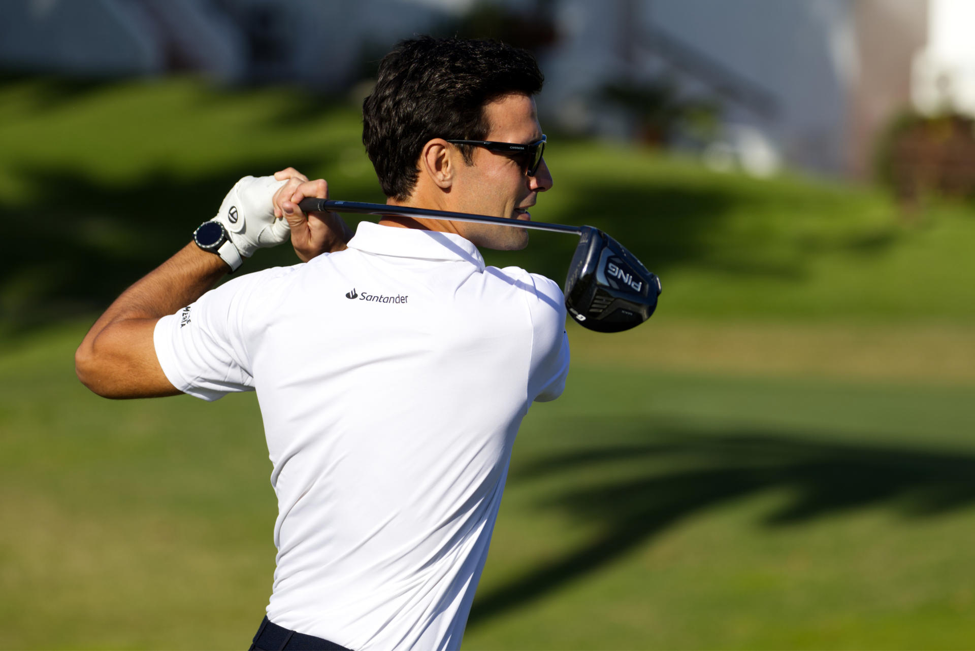 El exfutbolista español, Jaime Astrain, lanza una bola durante la gran final del Circuito de Golf Solidario de la Fundación Real Madrid este jueves, en Río Grande (Puerto Rico). EFE/ Thais Llorca
