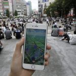 Numerosas personas disfrutan con el "Pokémon GO", el juego para smartphones que cuenta con más de 50 millones de jugadores en el mundo, en un parque de Tokio, Japón. Imagen de archivo. EFE/KIMIMASA MAYAMA