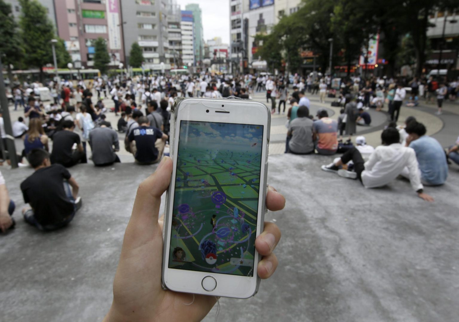 Numerosas personas disfrutan con el "Pokémon GO", el juego para smartphones que cuenta con más de 50 millones de jugadores en el mundo, en un parque de Tokio, Japón. Imagen de archivo. EFE/KIMIMASA MAYAMA