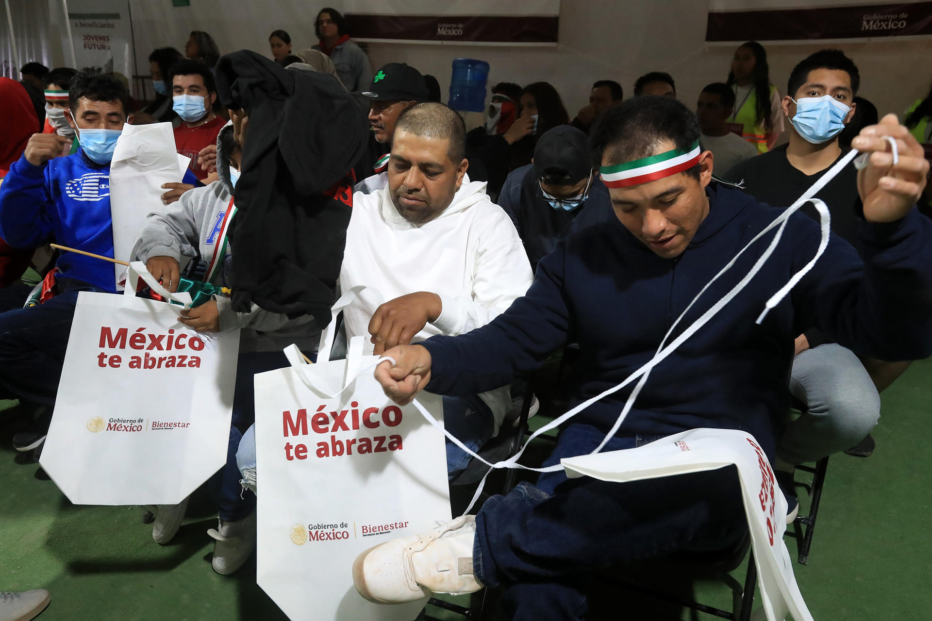 Migrantes deportados son atendidos en albergues, este jueves en Ciudad Juárez en Chihuahua (México). EFE/ Luis Torres
