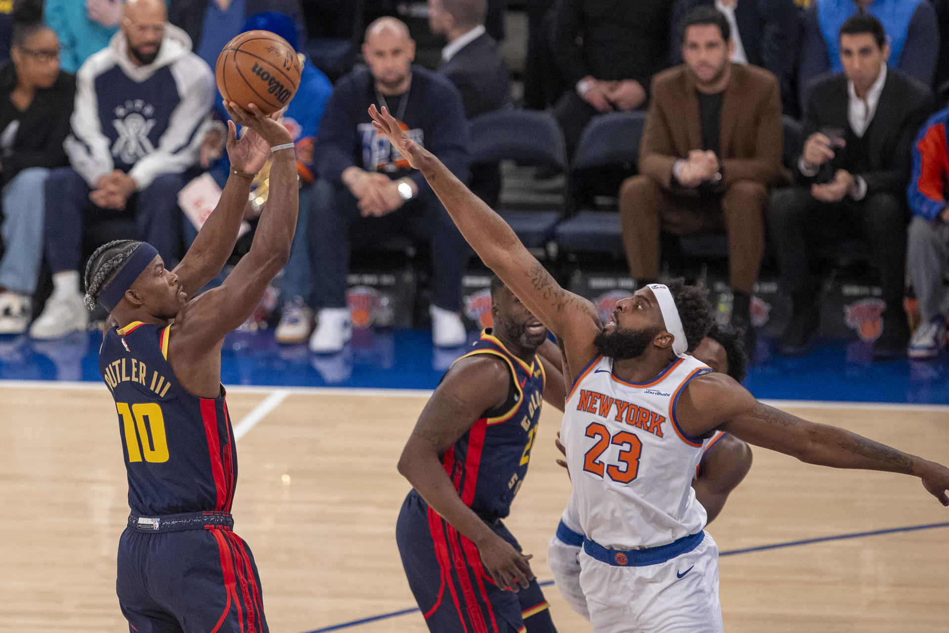 Jimmy Butler (i), de los Golden State Warriors, lanza el balón durante el partido ante los New York Knicks. EFE/ Ángel Colmenares
