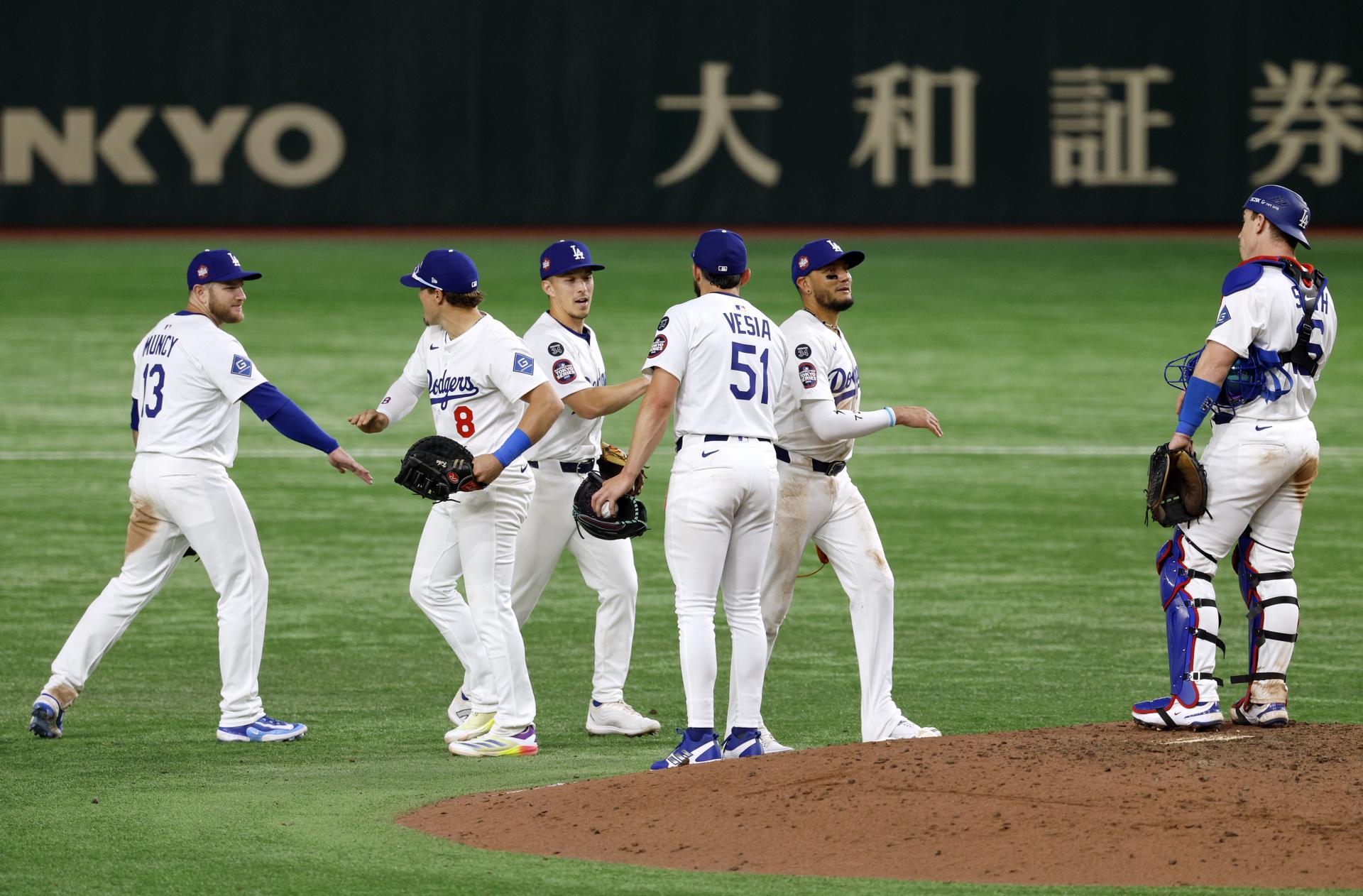 El jugador de los Angeles Dodgers Shohei Ohtani con sus compañeros durante el partido de la 2025 MLB que han jugado Angeles Dodgers y Chicago Cubs en Tokyo correspondiente e las Series. EFE/EPA/FRANCK ROBICHON
