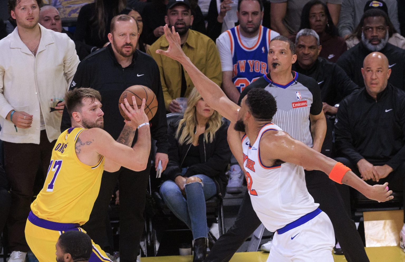 Luka Doncic (i) de Los Angeles Lakers intenta lanzar a canasta ante la oposición de Karl-Anthony Towns de los New York Knicks en un partido de la NBA este jueves en el Crypto.com Arena en Los Ángeles, California (EE.UU.). EFE/Javier Rojas