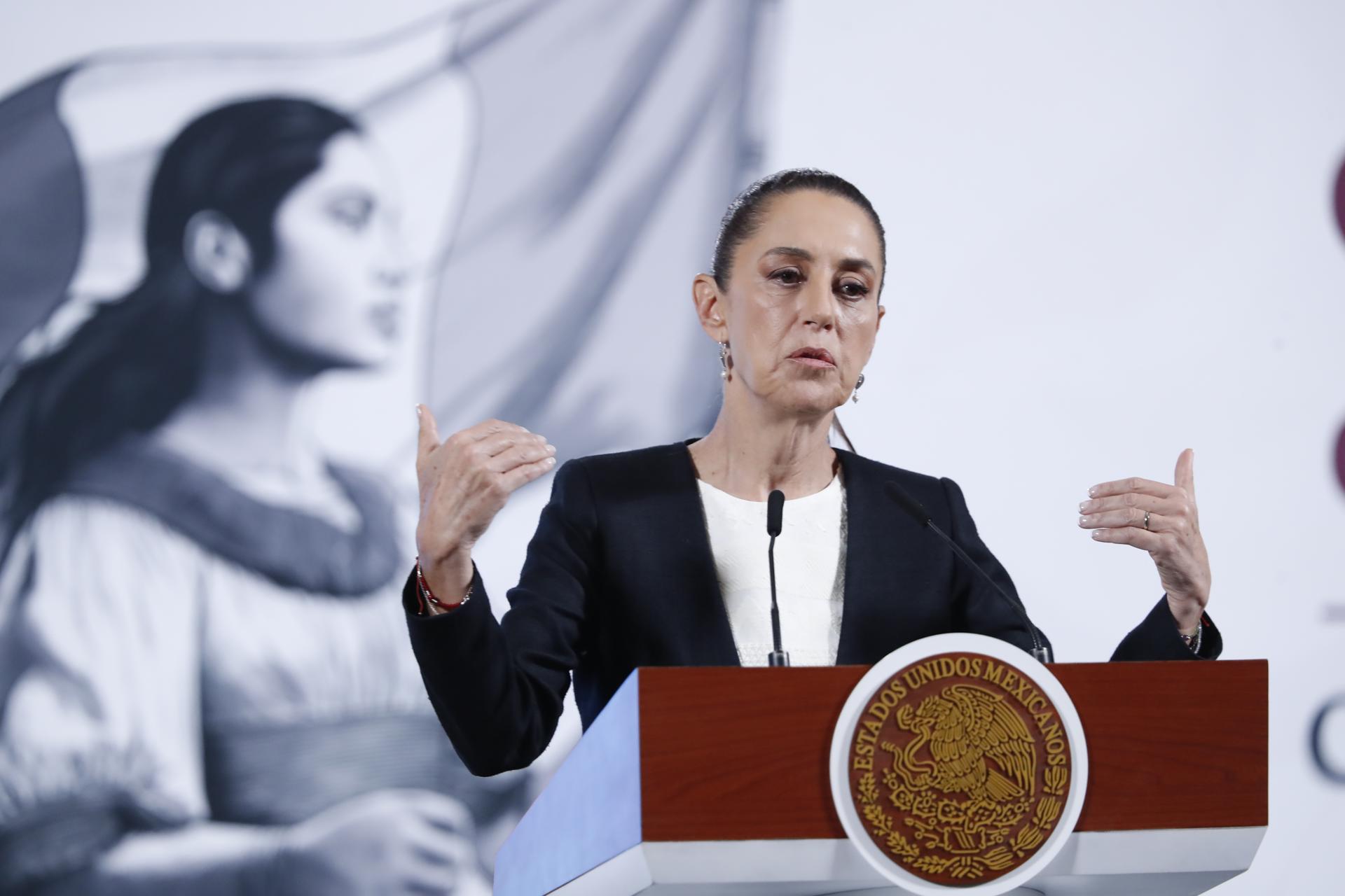 La presidenta de México, Claudia Sheinbaum, participa este miércoles durante una rueda de prensa en el Palacio nacional de la Ciudad de México (México). EFE/ Mario Guzmán
