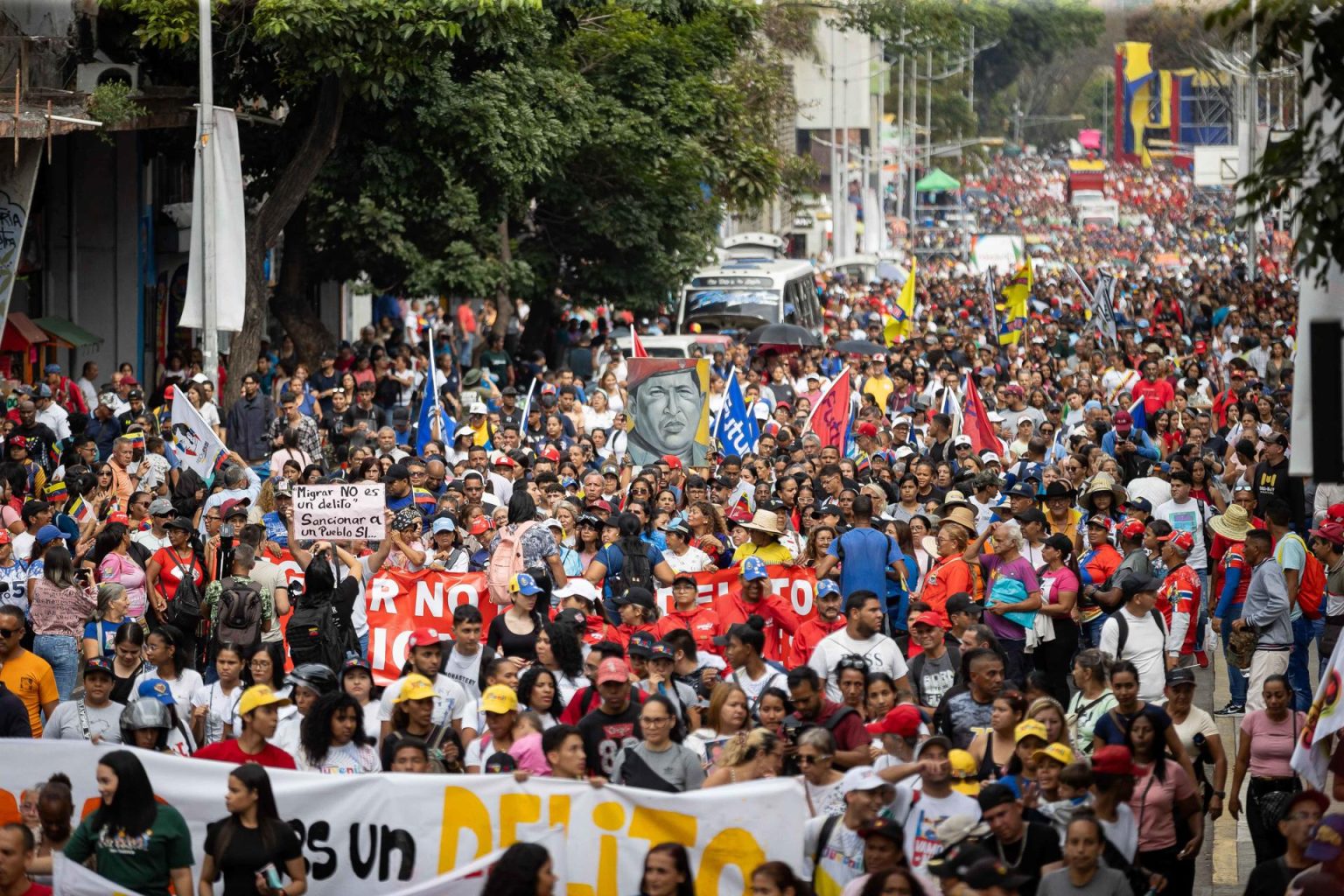 Venezuela exigió información sobre los migrantes que fueron deportados el fin de semana desde EE.UU. a El Salvador, bajo la Ley de Enemigos Extranjeros invocada por el presidente estadounidense, Donald Trump, lo que Caracas denuncia como un "secuestro" basado en una normativa "ilegal" y "violatoria de los derechos humanos". EFE/ Ronald Pena R