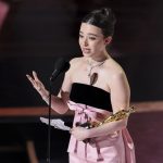 Mikey Madison acepta el Oscar a la mejor interpretación de una actriz en un papel protagónico por 'Anora' durante la 97a ceremonia anual de los Premios de la Academia en el Dolby Theatre en el barrio de Hollywood de Los Ángeles, California, Estados Unidos, el 02 de marzo de 2025. EFE/EPA/ALLISON DINNER