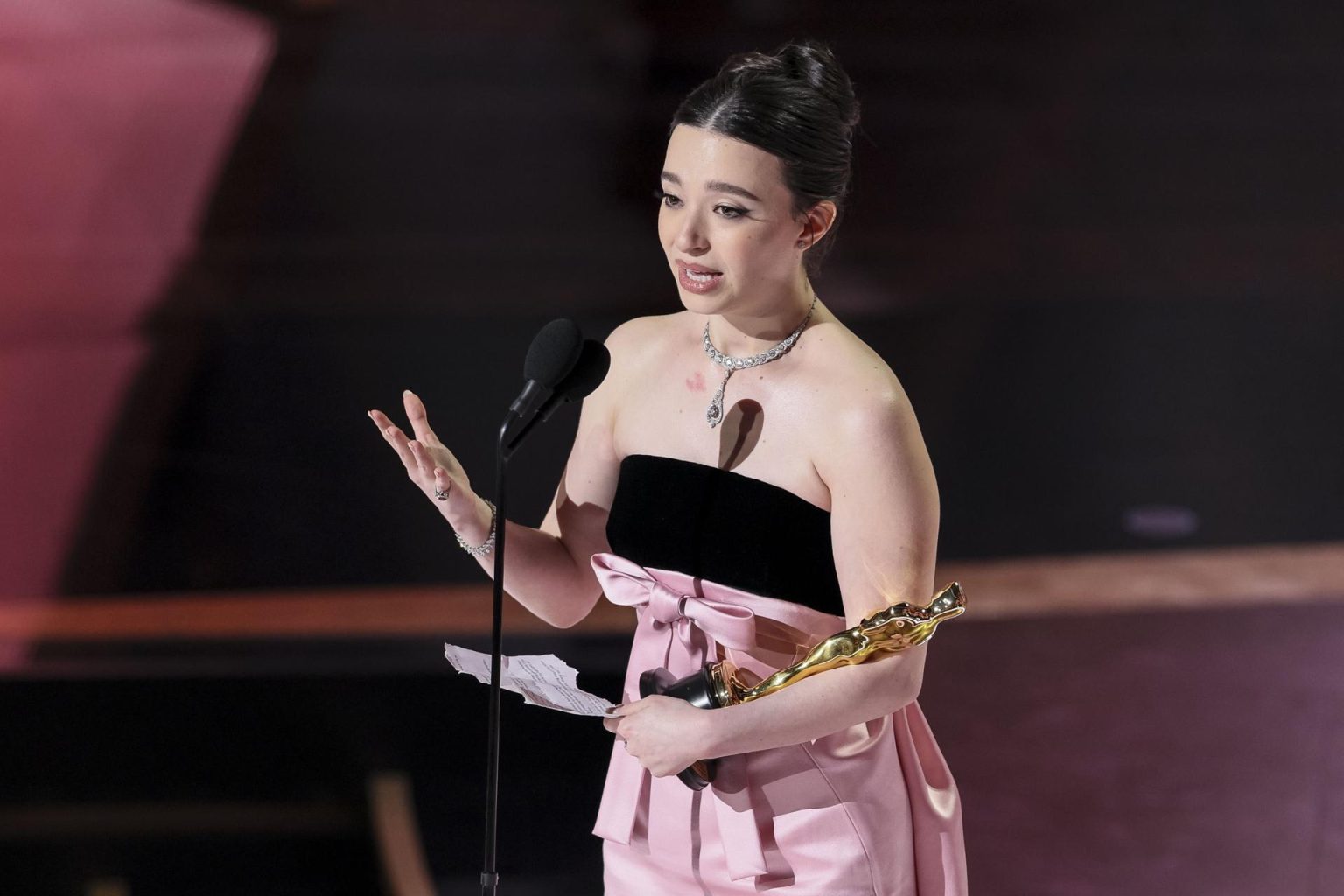 Mikey Madison acepta el Oscar a la mejor interpretación de una actriz en un papel protagónico por 'Anora' durante la 97a ceremonia anual de los Premios de la Academia en el Dolby Theatre en el barrio de Hollywood de Los Ángeles, California, Estados Unidos, el 02 de marzo de 2025. EFE/EPA/ALLISON DINNER