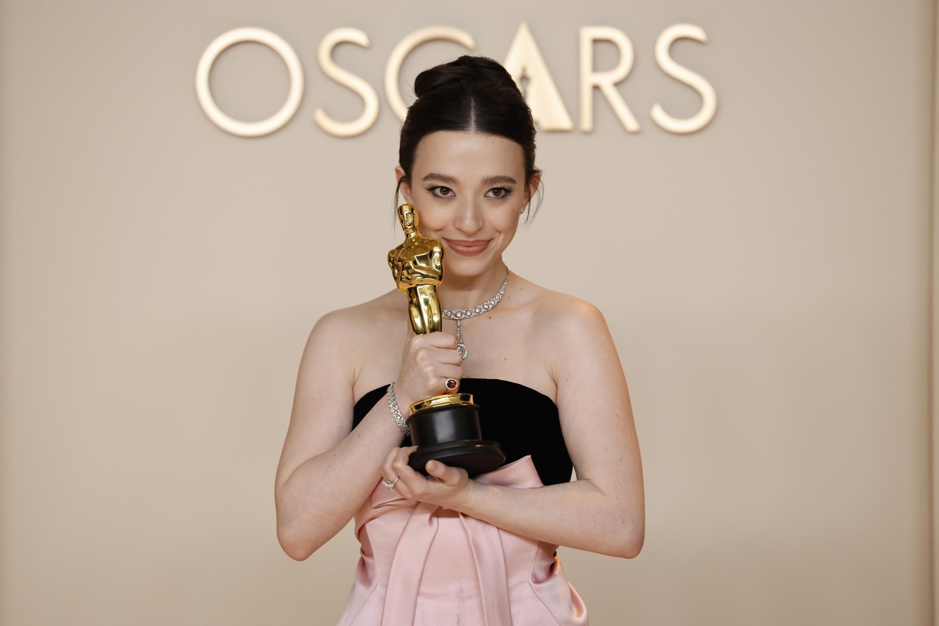 Mikey Madison, ganadora del premio a la Mejor Actriz en un Papel Protagónico por “Anora”, posa en la sala de prensa durante la 97a ceremonia anual de los Premios de la Academia en el Dolby Theatre, California, EE.UU., el 02 de marzo de 2025. EFE/EPA/CAROLINE BREHMAN
