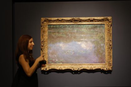 Una mujer camina frente a la pintura "El estanque de nenúfares" del pintor fránces Claude Monet, durante el recorrido de la exposición "La revolución impresionista de Monet a Matisse", este lunes en el Palacio de Bellas Artes en Ciudad de México (México ). EFE/Sáshenka Gutiérrez