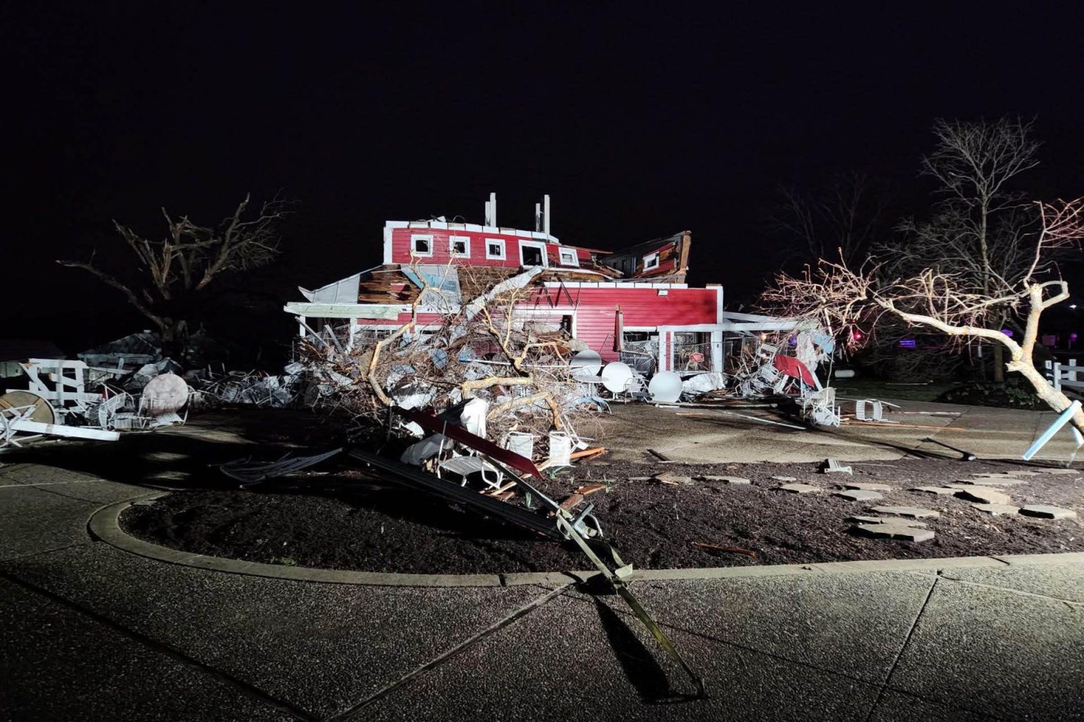 Fotografía tomada de la cuenta en X de la Patrulla de Carreteras del Estado de Missouri (@MSHPTrooperGHQ) de una vivienda afectada por el paso de un tornado este viernes, en el condado Franklin, Misuri (EE.UU.). EFE/ @MSHPTrooperGHQ /SOLO USO EDITORIAL/ SOLO DISPONIBLE PARA ILUSTRAR LA NOTICIA QUE ACOMPAÑA (CRÉDITO OBLIGATORIO)